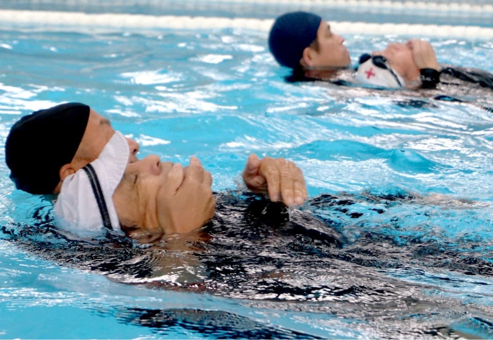 水の事故から人命を守る水上安全法の実演