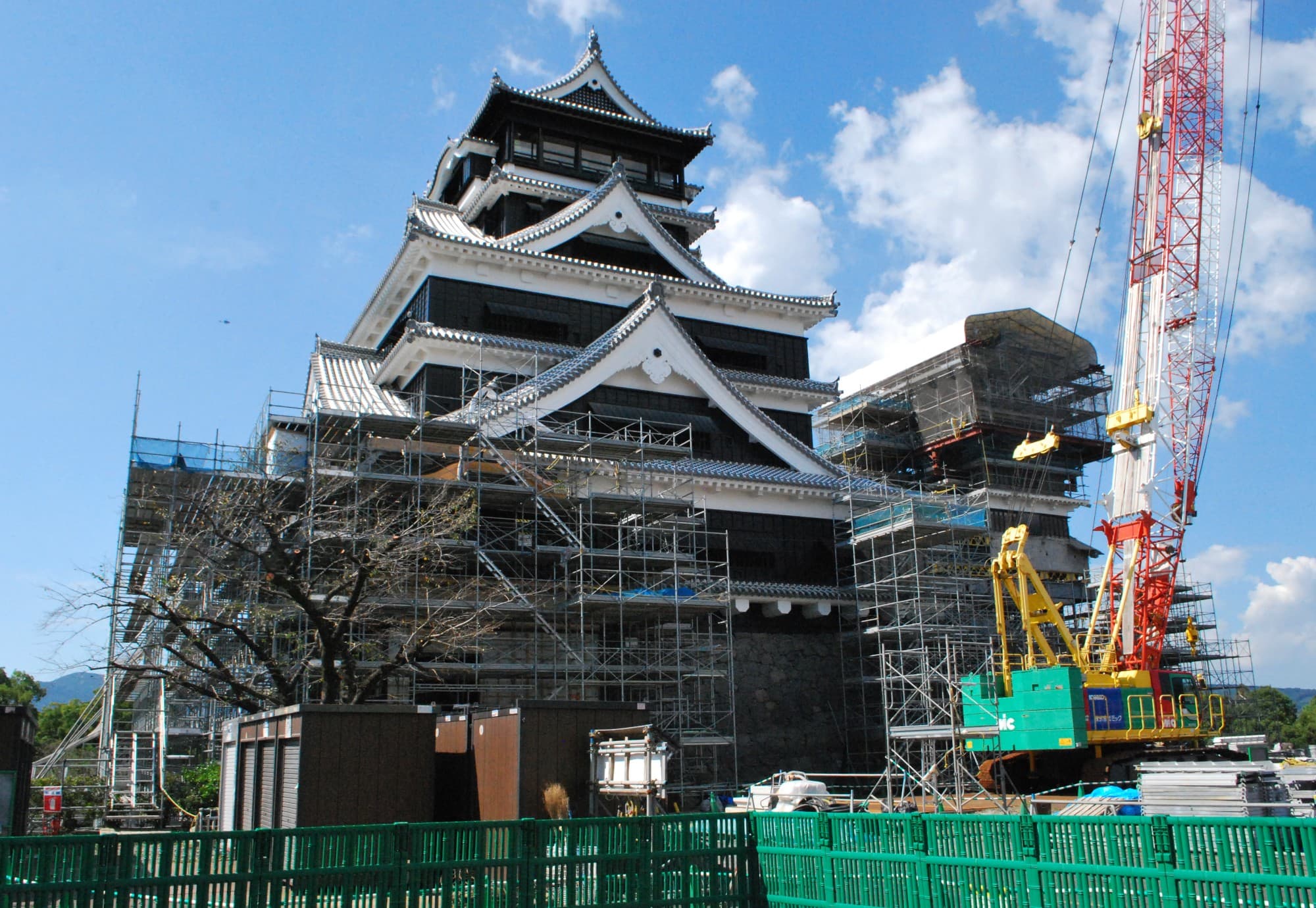 修復工事中の熊本城天守閣