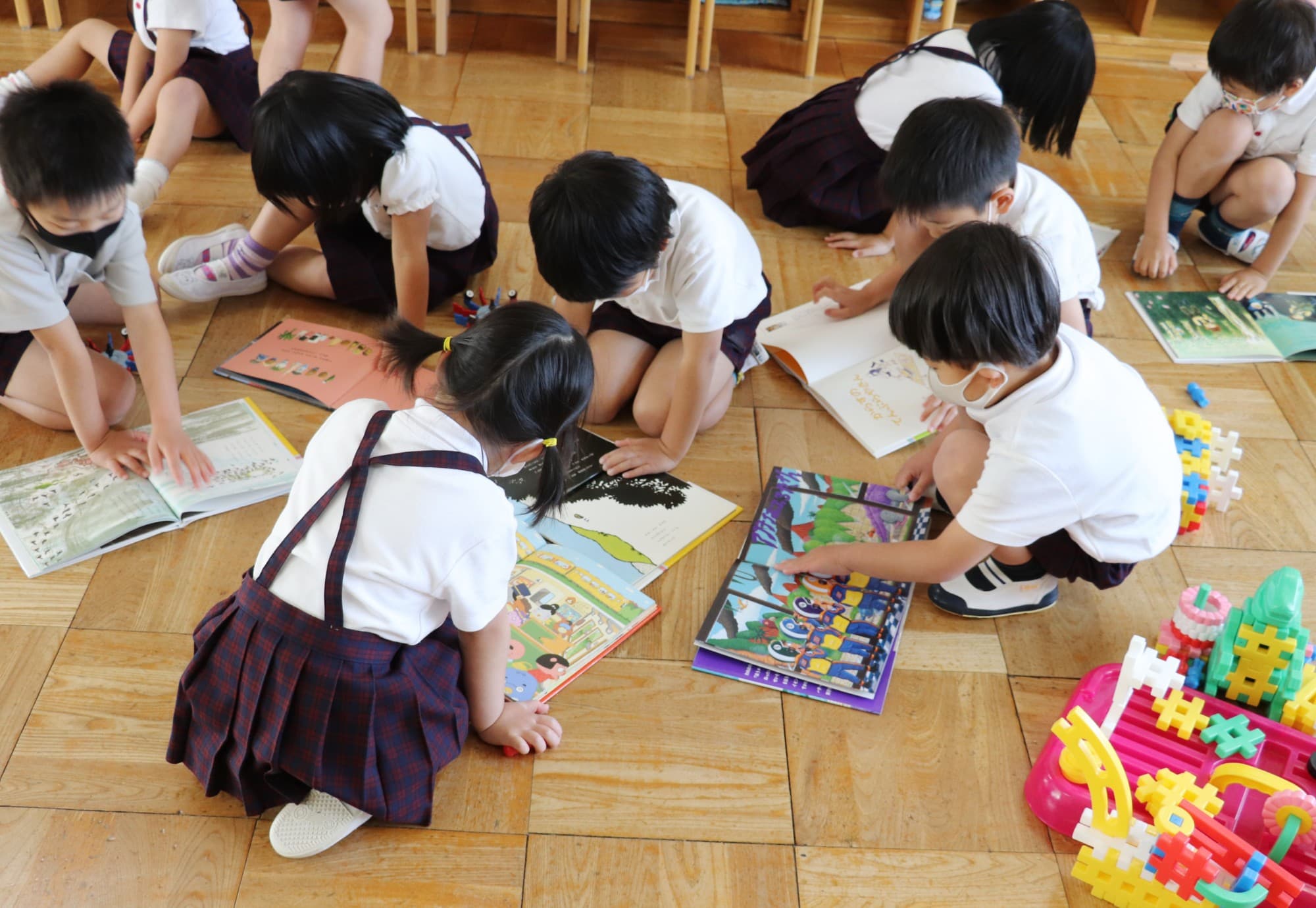 好きな絵本を思い思いの場所で楽しむ子どもたち