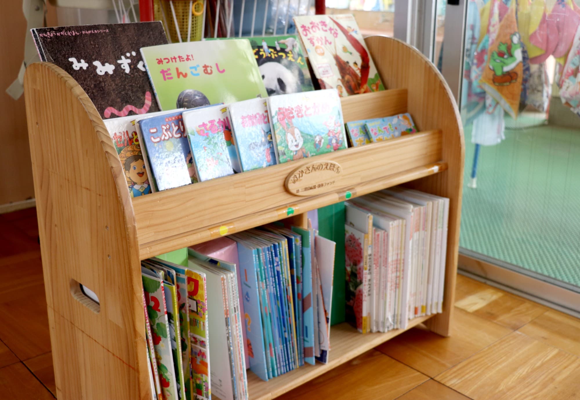 SBI岡三アセットマネジメントより寄贈した本棚