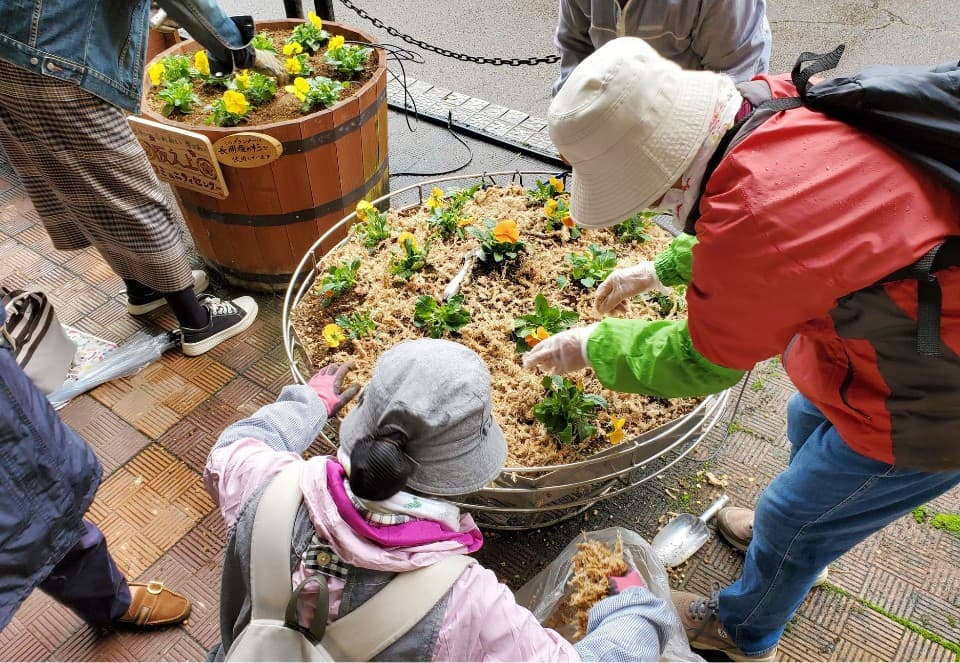 花テラスサポーターによって細やかな手入れが行われる